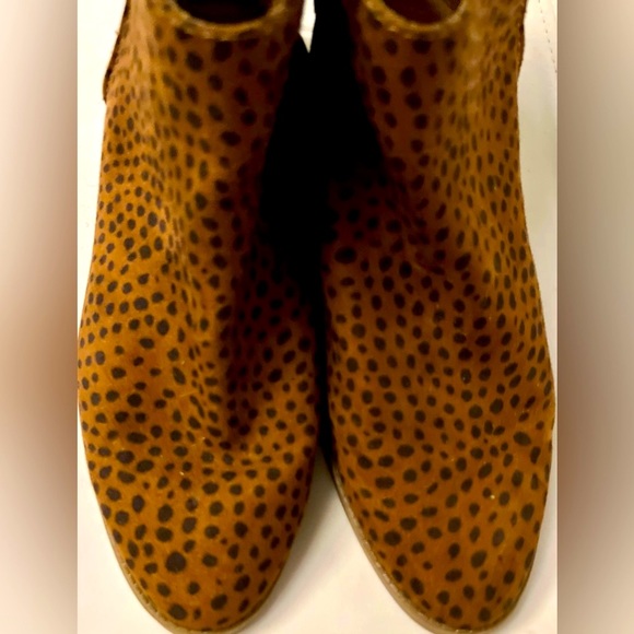 Faux leopard ankle boots in size 9.5. - Picture 4 of 8